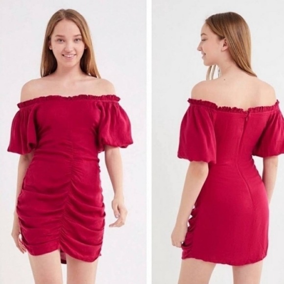 Urban Outfitters Off the Shoulder Ruched Mini Dress puff sleeve size 10 pink - Picture 1 of 12
